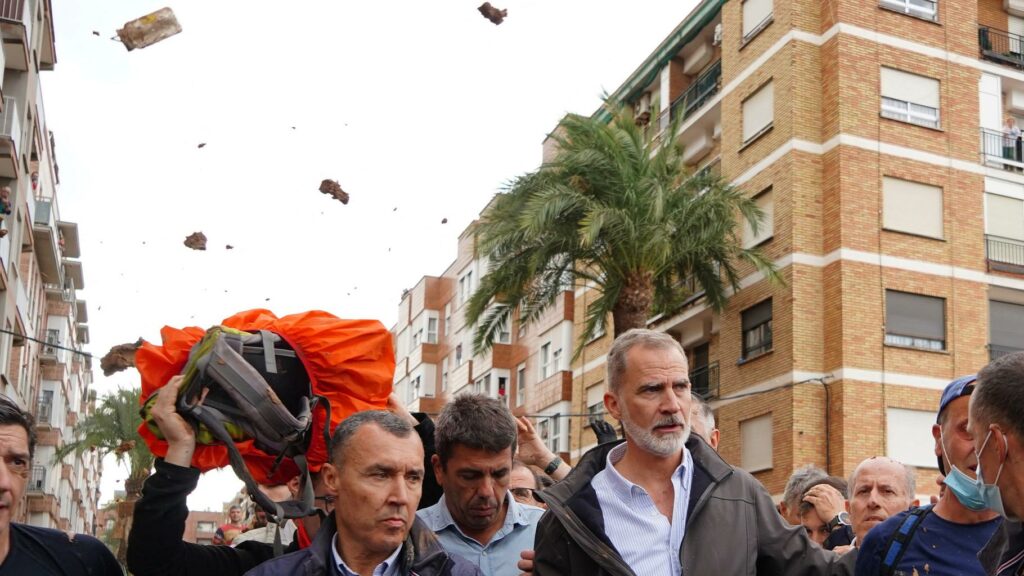 Le roi d’Espagne Felipe VI dit comprendre la colère des sinistrés après sa visite mouvementée près de Valence