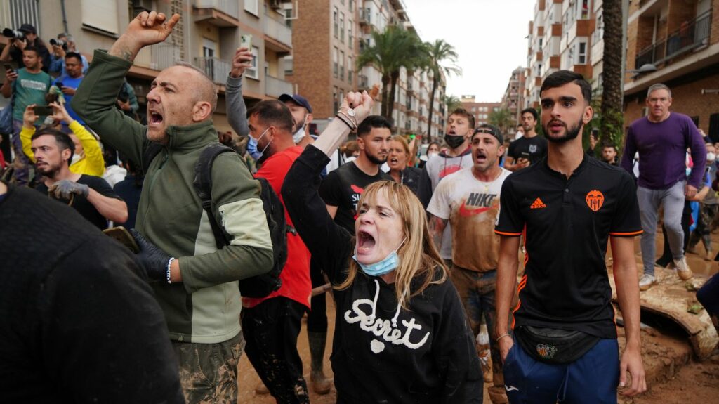 Inondations meurtrières en Espagne : comment expliquer la colère des sinistrés qui ont traité le roi et les politiques d'"assassins" ?