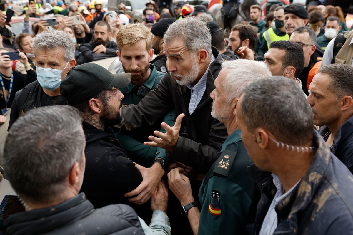 Spain floods latest: Furious crowds chant ‘murderer’ and toss mud at King Felipe in crisis-hit Valencia visit