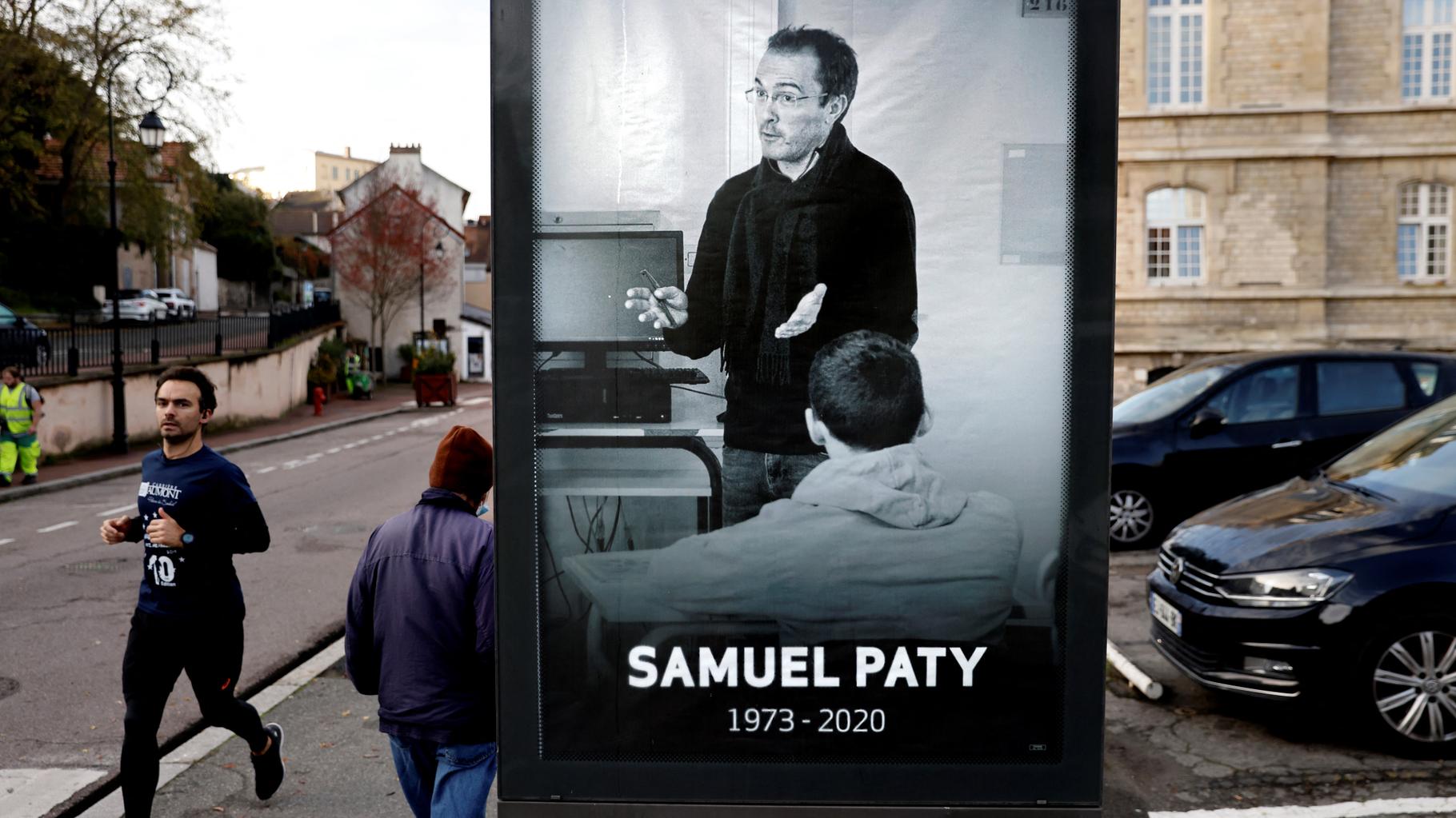 Mort de Samuel Paty : huit prévenus jugés devant la cour d’assises spéciale, ce qui leur est reproché