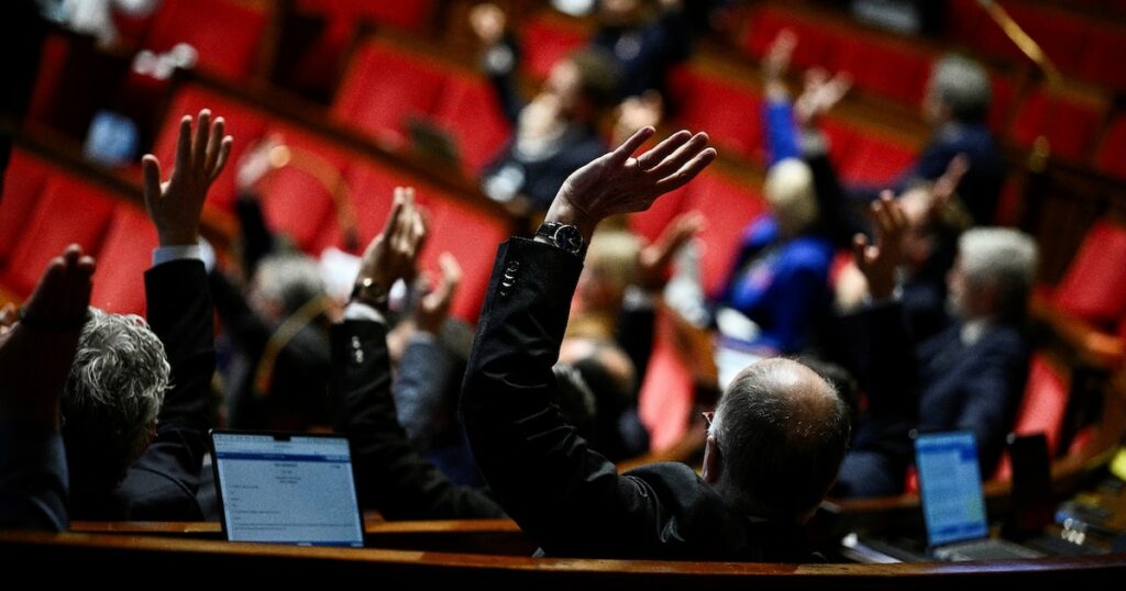 Les députés français votent en levant la main lors d'une séance de débat sur le projet de loi de finances 2025 à l'Assemblée nationale, à Paris, le 24 octobre 2024