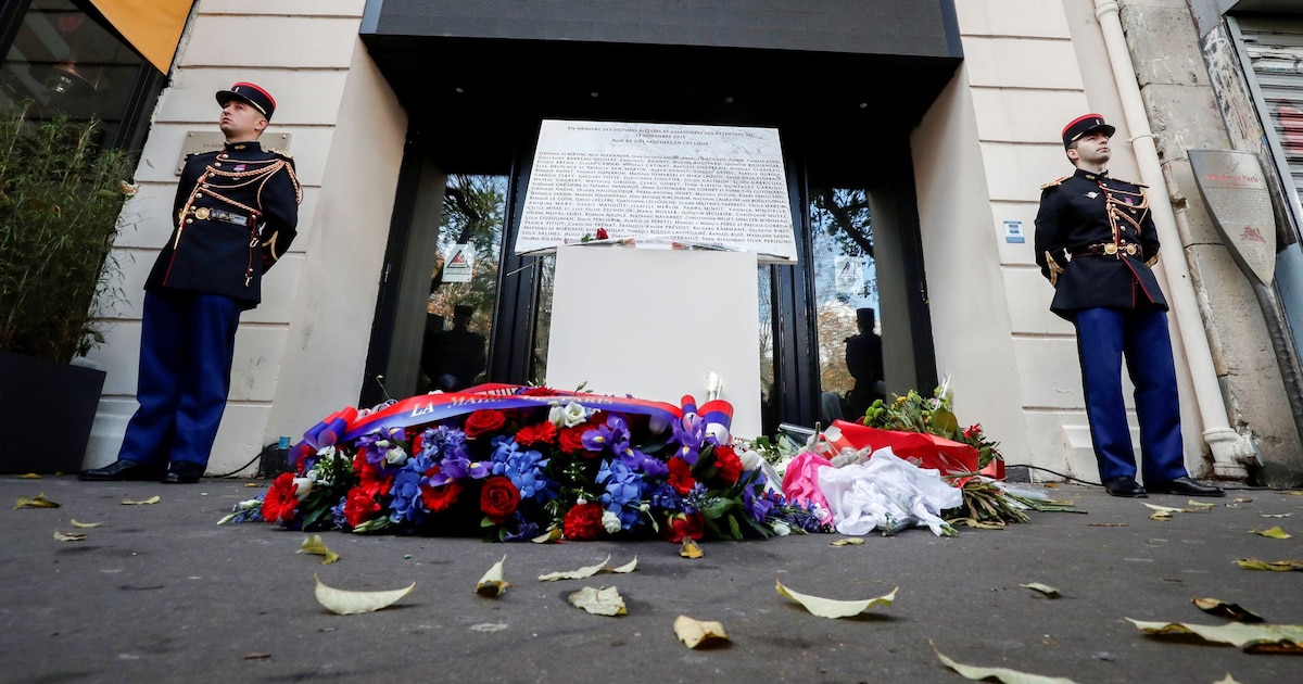 Cérémonie en hommage aux victimes des attentats du 13 novembre 2015, devant la Bataclan à Paris, le 13 novembre 2018