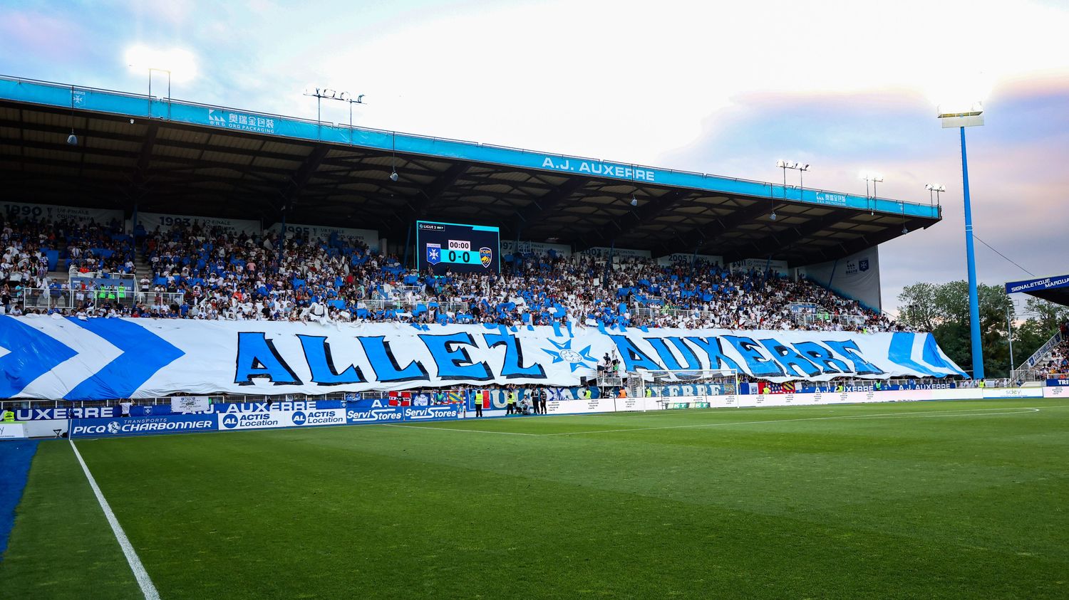 Ligue 1 : un policier frappé en marge du match de football Auxerre-Rennes, trois supporters interpellés