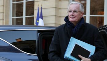 Le Premier ministre français Michel Barnier à son arrivée lundi 4 novembre 2024 à l'hôtel de Matignon à Paris