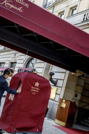 „Letzte Generation“ färbt Brunnenwasser im Hotel „Adlon“ gelb