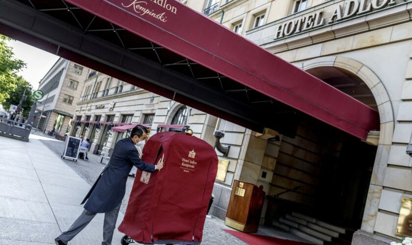 „Letzte Generation“ färbt Brunnenwasser im Hotel „Adlon“ gelb