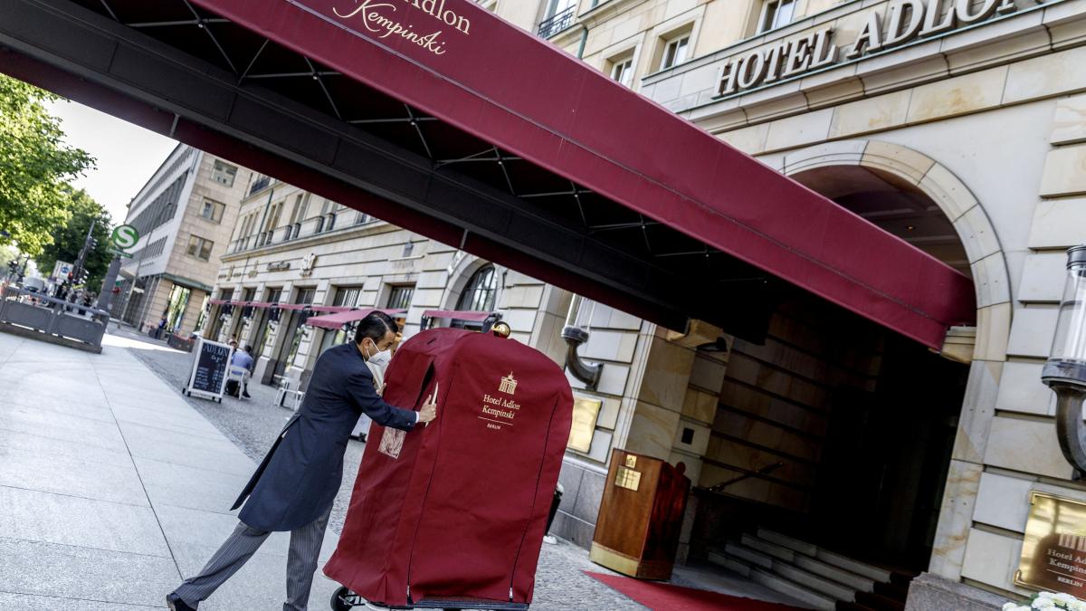 „Letzte Generation“ färbt Brunnenwasser im Hotel „Adlon“ gelb