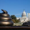 Un jour avant l’élection américaine, des mini-cacas en bronze apparaissent devant le Capitole