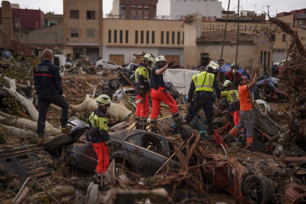 Inondations en Espagne : les recherches de disparus se poursuivent, Barcelone sous des pluies torrentielles