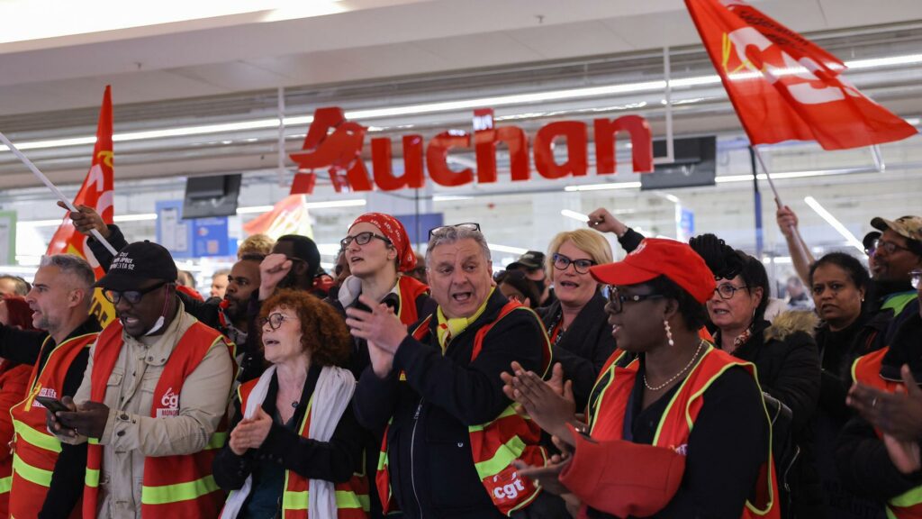 Auchan s’apprête à supprimer des milliers d’emplois, la gauche monte au créneau