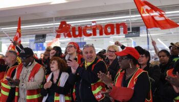 Auchan s’apprête à supprimer des milliers d’emplois, la gauche monte au créneau