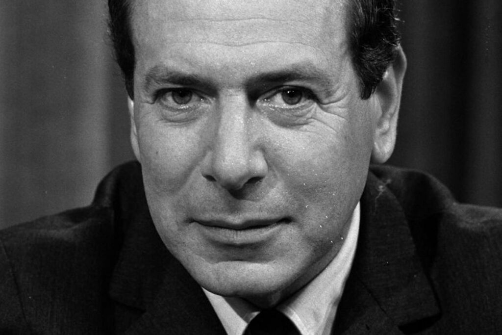 « Si la gauche se cherche, notre simple ambition est de l’aider à se trouver » : le premier éditorial de Jean Daniel en 1964