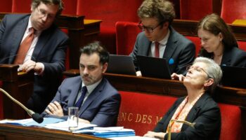 La ministre de la Santé Geneviève Darrieussecq (1er banc à droite) et le ministre du Budget Laurent Saint-Martin (1er banc à gauche), lors du débat sur le budget de la sécurité sociale, à l'Assemblée nationale