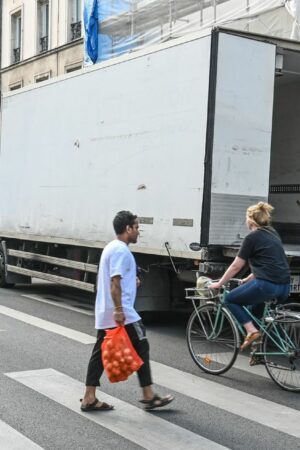 Moins nombreux mais plus polluants, les poids lourds et les utilitaires responsables de 40% de la pollution de l’air à Paris, selon une étude des associations Respire et Clean Cities