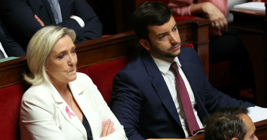 Marine Le Pen, présidente du groupe parlementaire du Rassemblement national (RN), et Jean-Philippe Tanguy, député RN, à l'Assemblée nationale, le 1er octobre 2024 à Paris