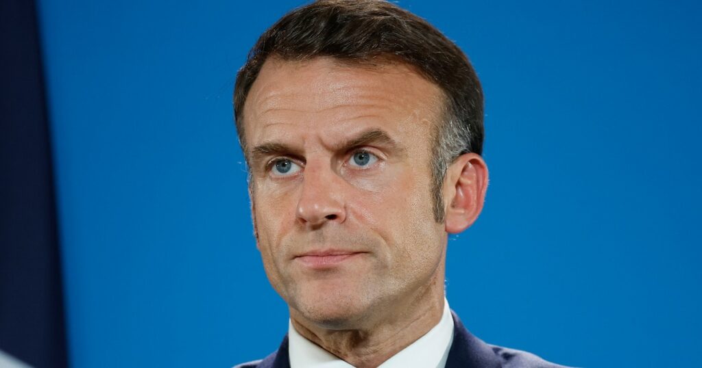 Le président français Emmanuel Macron assiste à une conférence à Bruxelles, le 17 octobre 2024