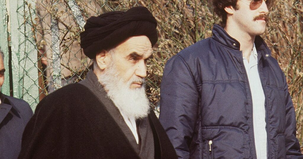 L'ayatollah Khomeiny en exil à Neauphle-le-Château sort de sa villa pour se rendre à la prière en janvier 1979 quelques jours avant son retour à Teheran.