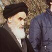 L'ayatollah Khomeiny en exil à Neauphle-le-Château sort de sa villa pour se rendre à la prière en janvier 1979 quelques jours avant son retour à Teheran.