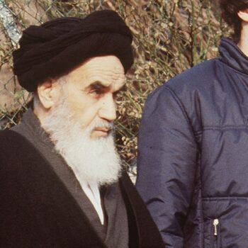 L'ayatollah Khomeiny en exil à Neauphle-le-Château sort de sa villa pour se rendre à la prière en janvier 1979 quelques jours avant son retour à Teheran.