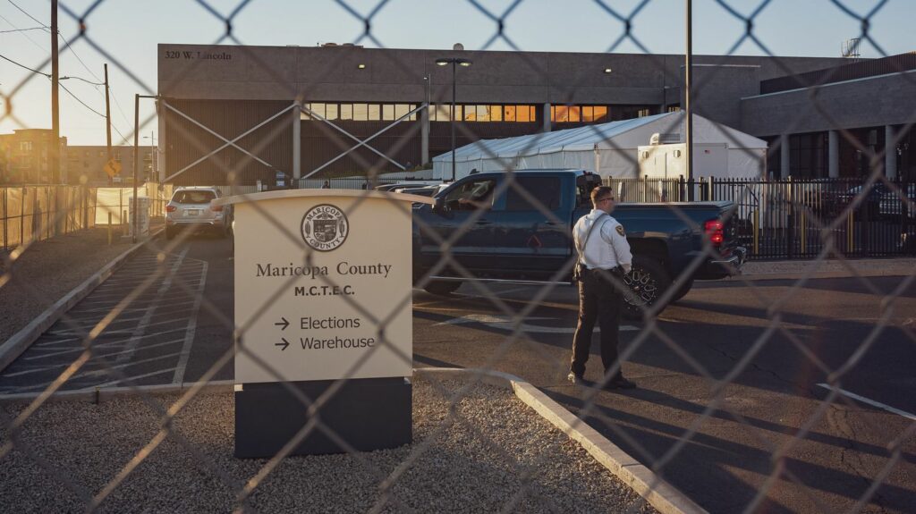 REPORTAGE. "On a installé des grilles si ça dégénère" : en Arizona, la sécurité des bureaux de vote renforcée pour éviter les débordements