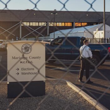 REPORTAGE. "On a installé des grilles si ça dégénère" : en Arizona, la sécurité des bureaux de vote renforcée pour éviter les débordements