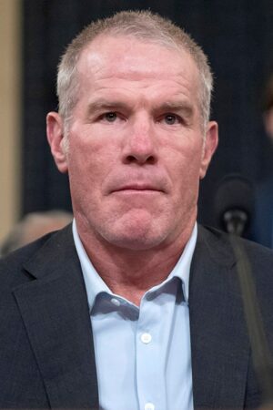 NFL legend Brett Favre hopes 'our country goes in the right direction,' encourages Trump vote