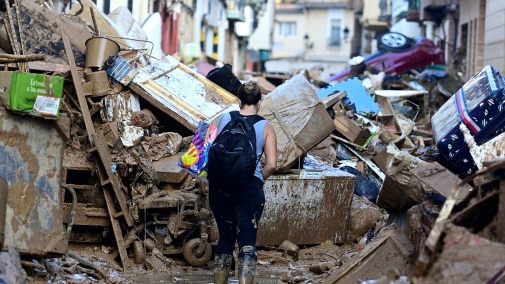 Bactéries, épidémies, moisissures : quels risques sanitaires après les inondations en Espagne ?