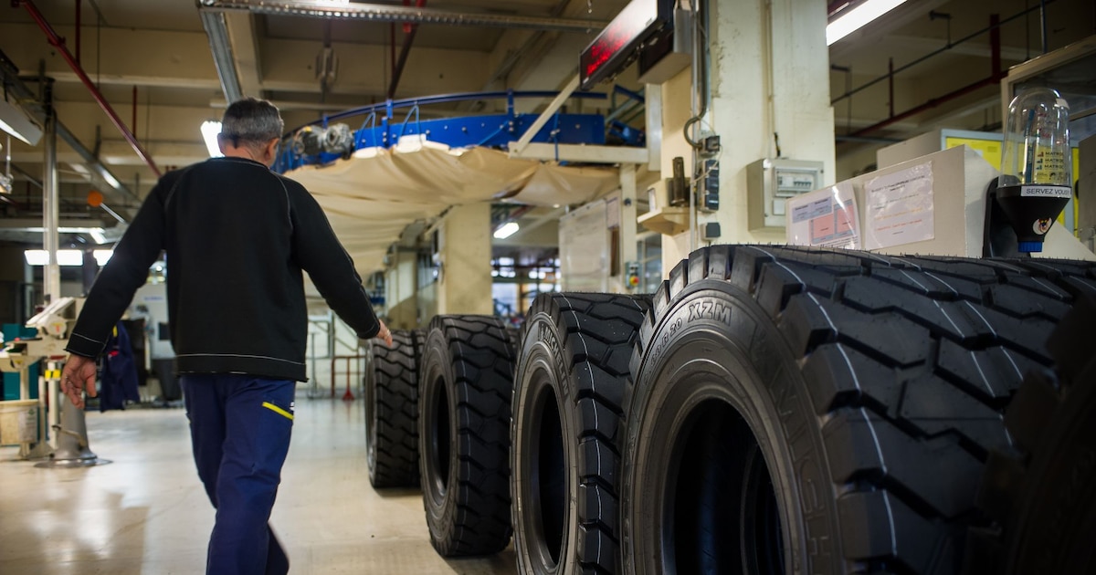 Des pneus entreposés dans une usine Michelin le 18 décembre 2014 à Joué-lès-Tours, en Indre-et-Loire