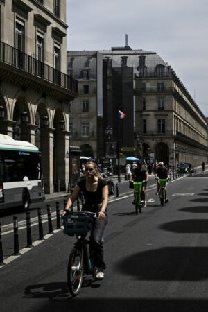 REPORTAGE. "Parfait" ou "compliqué" : premières réactions à l'instauration d'une zone à trafic limité dans le centre de Paris