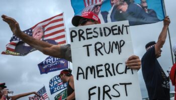 Des supporters de Donald Trump montrent leur soutien près de sa résidence Mar-a-Lago à West Palm Beach (Floride, Etats-Unis) le 5 novembre 2024