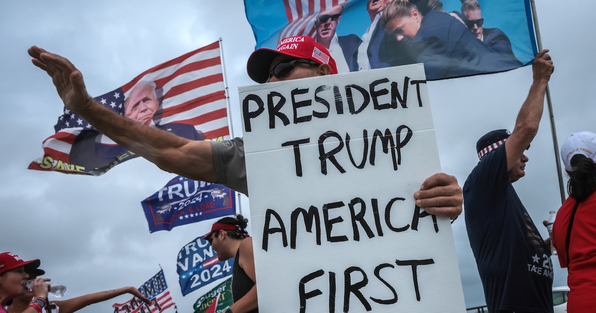 Des supporters de Donald Trump montrent leur soutien près de sa résidence Mar-a-Lago à West Palm Beach (Floride, Etats-Unis) le 5 novembre 2024