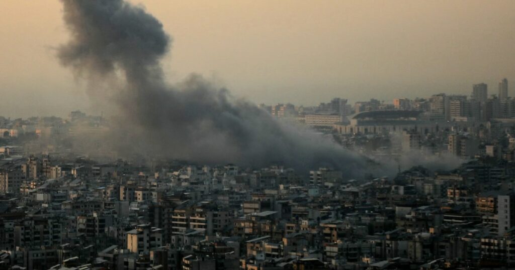 De la fumée s'élève au dessus de la banlieue sud de Beyrouth après une frappe israélienne, le 6 novembre 2024