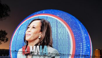 Portrait de la vice-présidente des Etats-Unis, candidate malheureuse à la présidentielle, Kamala Harris, projeté sur la façade de Sphere, une salle de spectacle à Las Vegas, dans le Nevada, aux Etats-Unis, le 4 novembre 2024