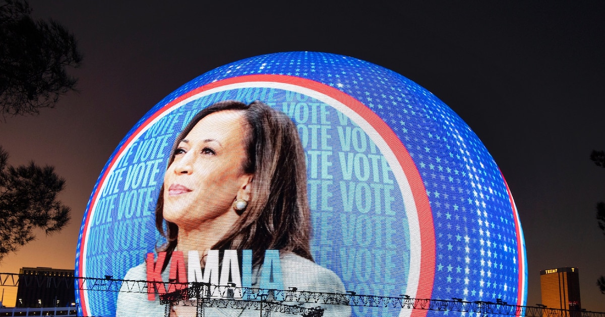 Portrait de la vice-présidente des Etats-Unis, candidate malheureuse à la présidentielle, Kamala Harris, projeté sur la façade de Sphere, une salle de spectacle à Las Vegas, dans le Nevada, aux Etats-Unis, le 4 novembre 2024