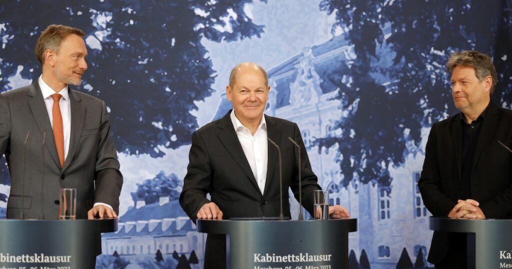 Le chancelier allemand Olaf Scholz, le président du FDP Christian Lindner et le vice-chancelier écologiste Robert Habeck, le 6 mars à Meseberg (Allemagne)