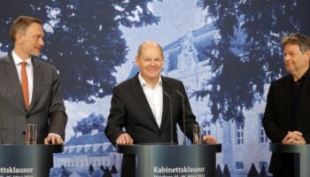 Le chancelier allemand Olaf Scholz, le président du FDP Christian Lindner et le vice-chancelier écologiste Robert Habeck, le 6 mars à Meseberg (Allemagne)