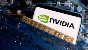 Propulsé par l’IA, Nvidia s’impose comme la première capitalisation mondiale devant Apple et va intégrer le Dow Jones