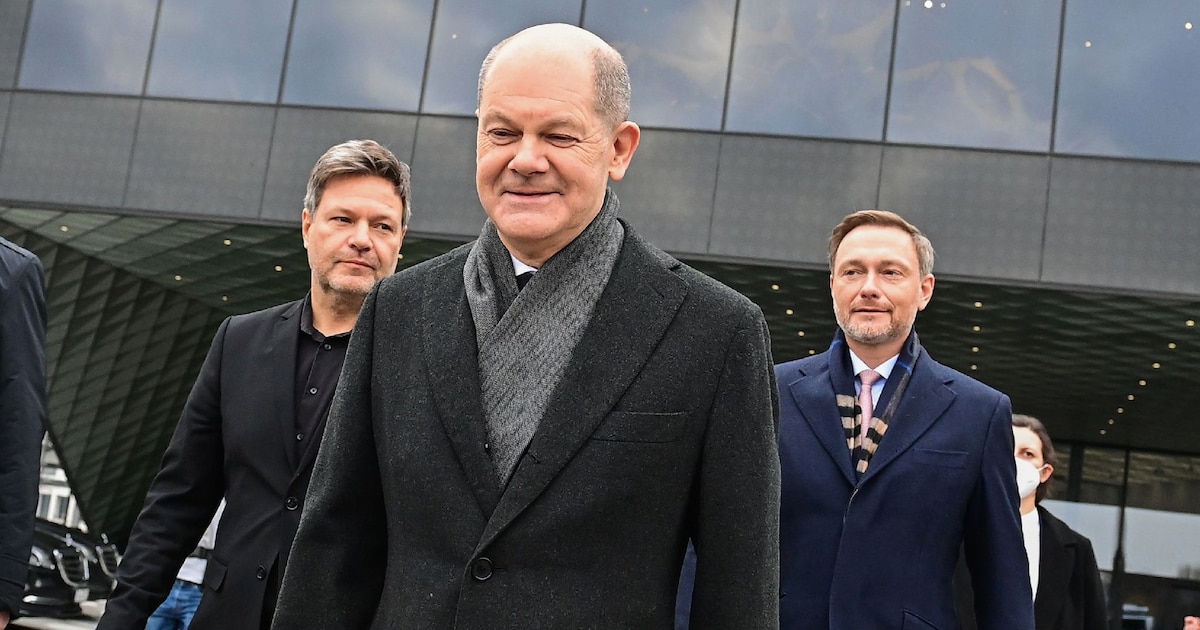 Le futur chancelier social-démocrate allemand Olaf Scholz (c), devant Robert Habeck (g), dirigeant des Verts et futur ministre de l'Economie et de la Protection du climat, et le leader des libéraux et futur ministre des Finances, Christian Lindner, à Berlin, le 7 décembre 2021