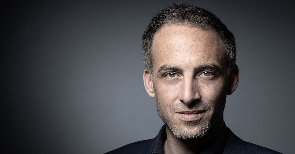 Raphaël Glucksmann, ex-tête de liste PS aux européennes, pose lors d'une séance photo à Paris, le 23 avril 2019