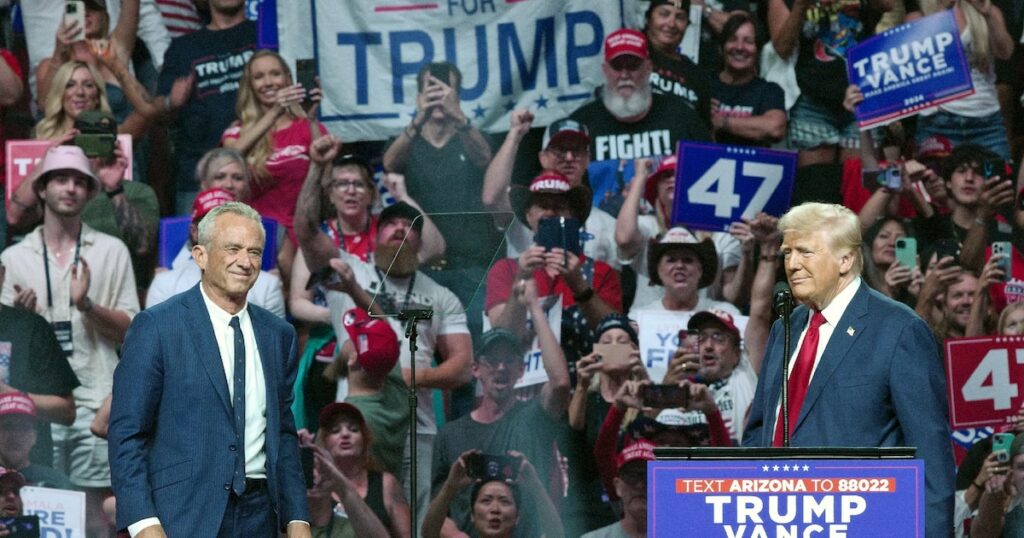 Robert F. Kennedy Jr et Donald Trump ensemble sur scène lors d'un meeting près de Phoenix, en Arizona, le 23 août 2024