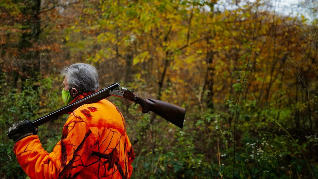 Des habits fluo pour les randonneurs en période de chasse ? Le gouvernement « dément cette rumeur »