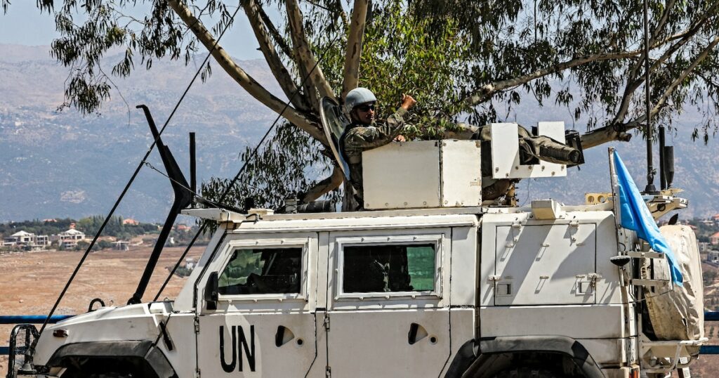 Un casque bleu du contingent espagnol de la Force intérimaire des Nations Unies au Liban (FINUL) lors d'une patrouille dans le sud du Liban, le 23 août 2024