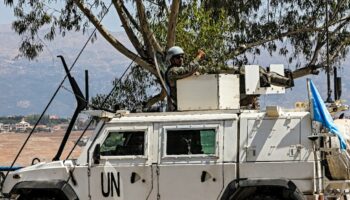 Un casque bleu du contingent espagnol de la Force intérimaire des Nations Unies au Liban (FINUL) lors d'une patrouille dans le sud du Liban, le 23 août 2024