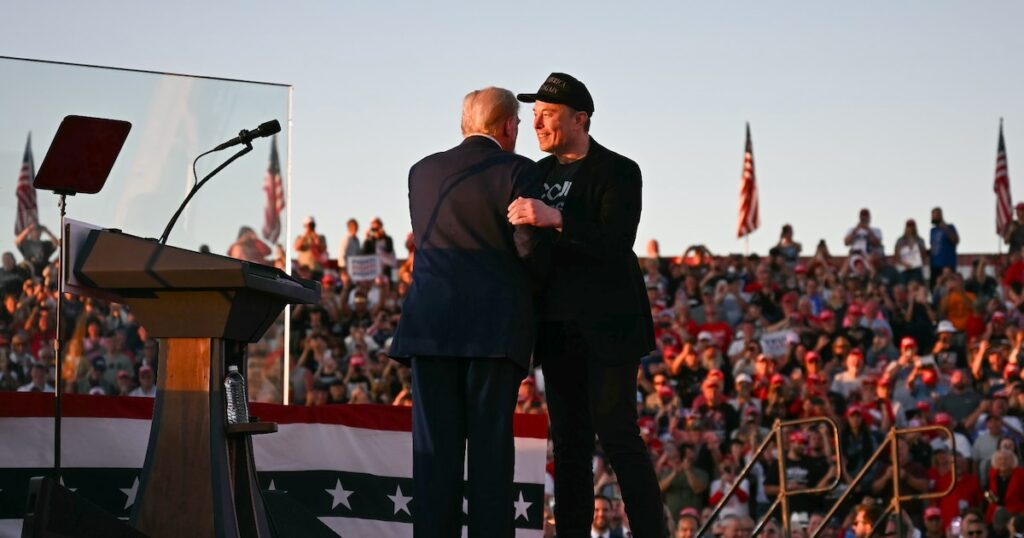 Elon Musk (d) et Donald Trump lors d'un meeting de l'ancien président américain à Butler, le 5 octobre 2024 en Pennsylvanie