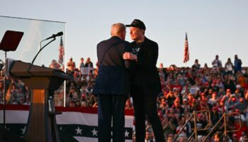 Elon Musk (d) et Donald Trump lors d'un meeting de l'ancien président américain à Butler, le 5 octobre 2024 en Pennsylvanie