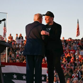 Elon Musk (d) et Donald Trump lors d'un meeting de l'ancien président américain à Butler, le 5 octobre 2024 en Pennsylvanie