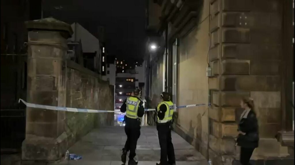 Police close roads around Cowgate in Edinburgh after incident