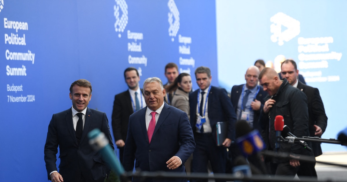 Emmanuel Macron, président de la France, arrive avec Viktor Orban, Premier ministre hongrois, au 5e sommet de la Communauté politique européenne à Budapest, en Hongrie, le 7 novembre. Cela se produit un jour après la victoire de Donald Trump à l'élection présidentielle américaine. (Photo de Balint Szentgallay/NurPhoto)