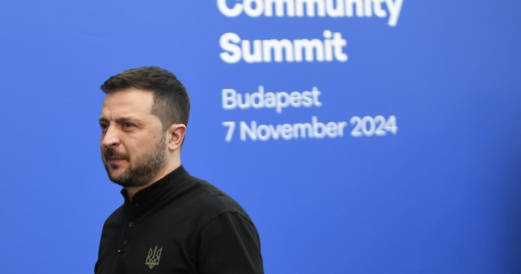 Le président ukrainien Volodymyr Zelensky arrive au sommet de la Communauté politique européenne (CPE), le 7 novembre 2024 à Budapest, en Hongrie