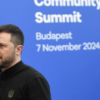 Le président ukrainien Volodymyr Zelensky arrive au sommet de la Communauté politique européenne (CPE), le 7 novembre 2024 à Budapest, en Hongrie